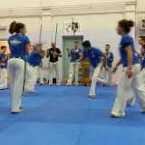I giocatori di capoeira al centro eseguono un continuo movimento con le gambe, chiamata ginga